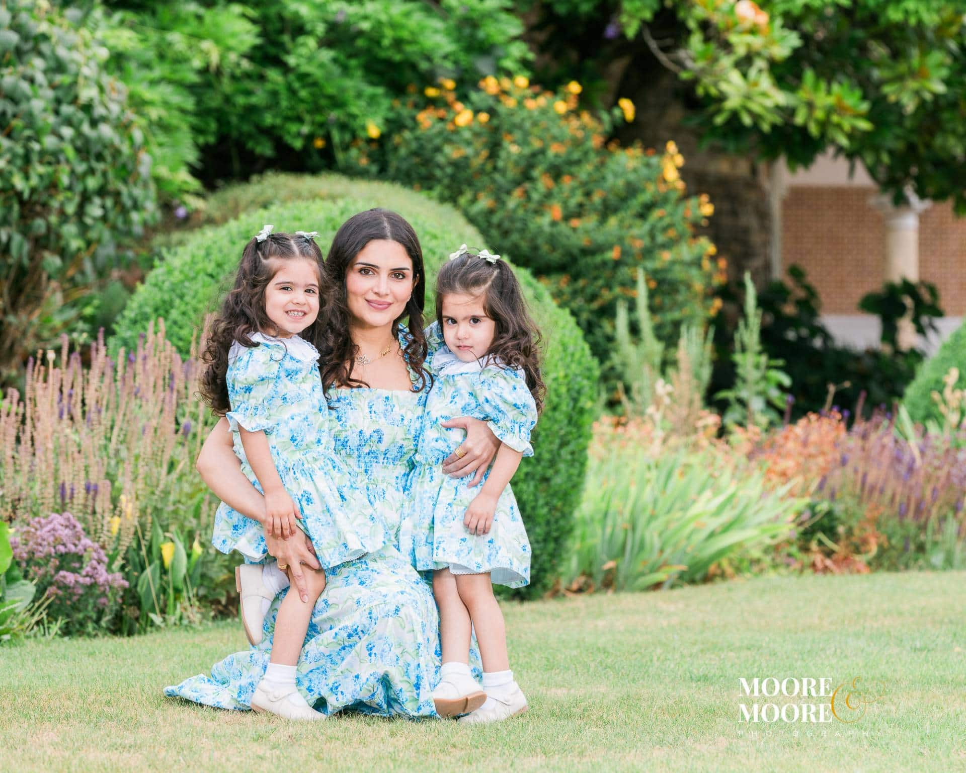 mother-and-daughters-connection-portrait-hampshire
